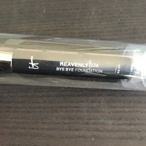 IT brand “Skin-perfecting & Bluffing brush , No. 24, new in package